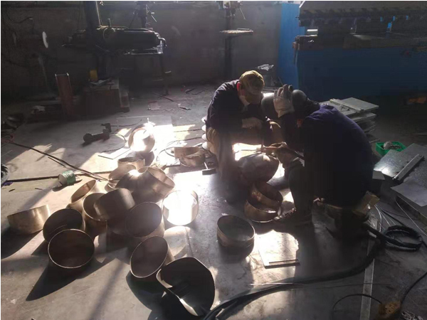 工人正在切割焊接袋式除尘器部件